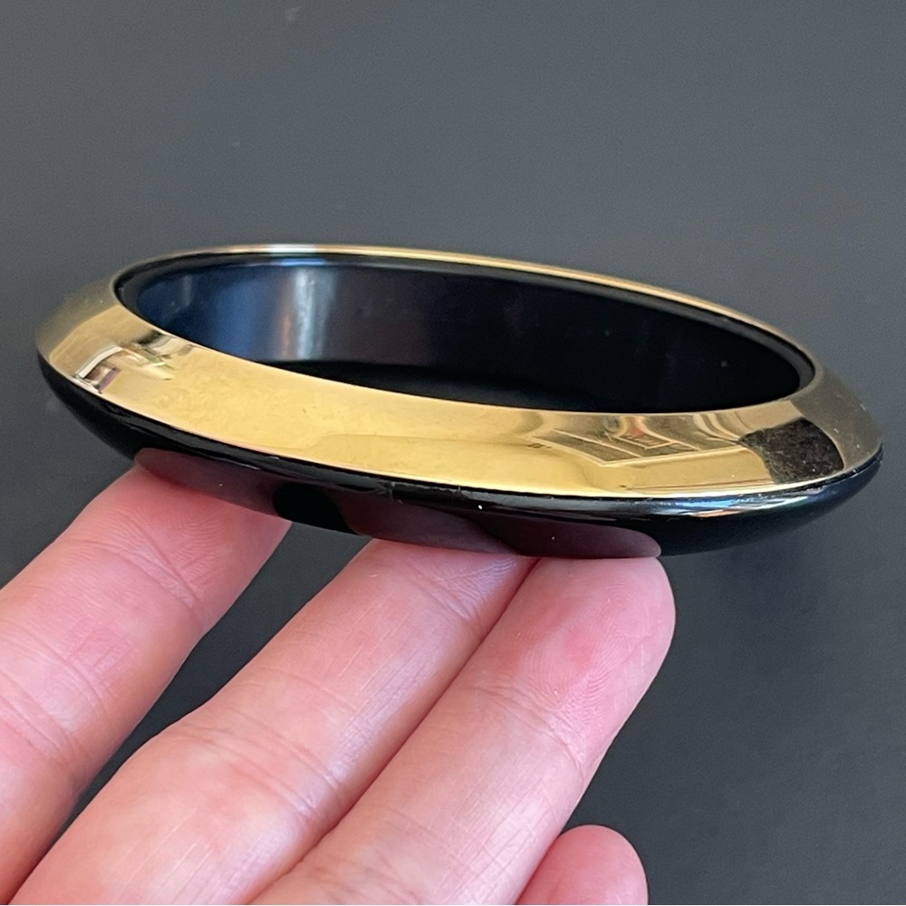 Elegant Black & gold tone Bangle.